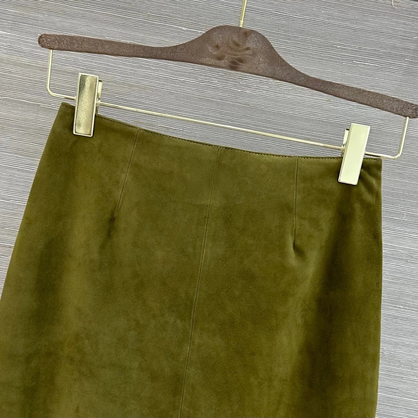 Women Elegant Leather Long Skirt Featuring Decorative Zipper Closure