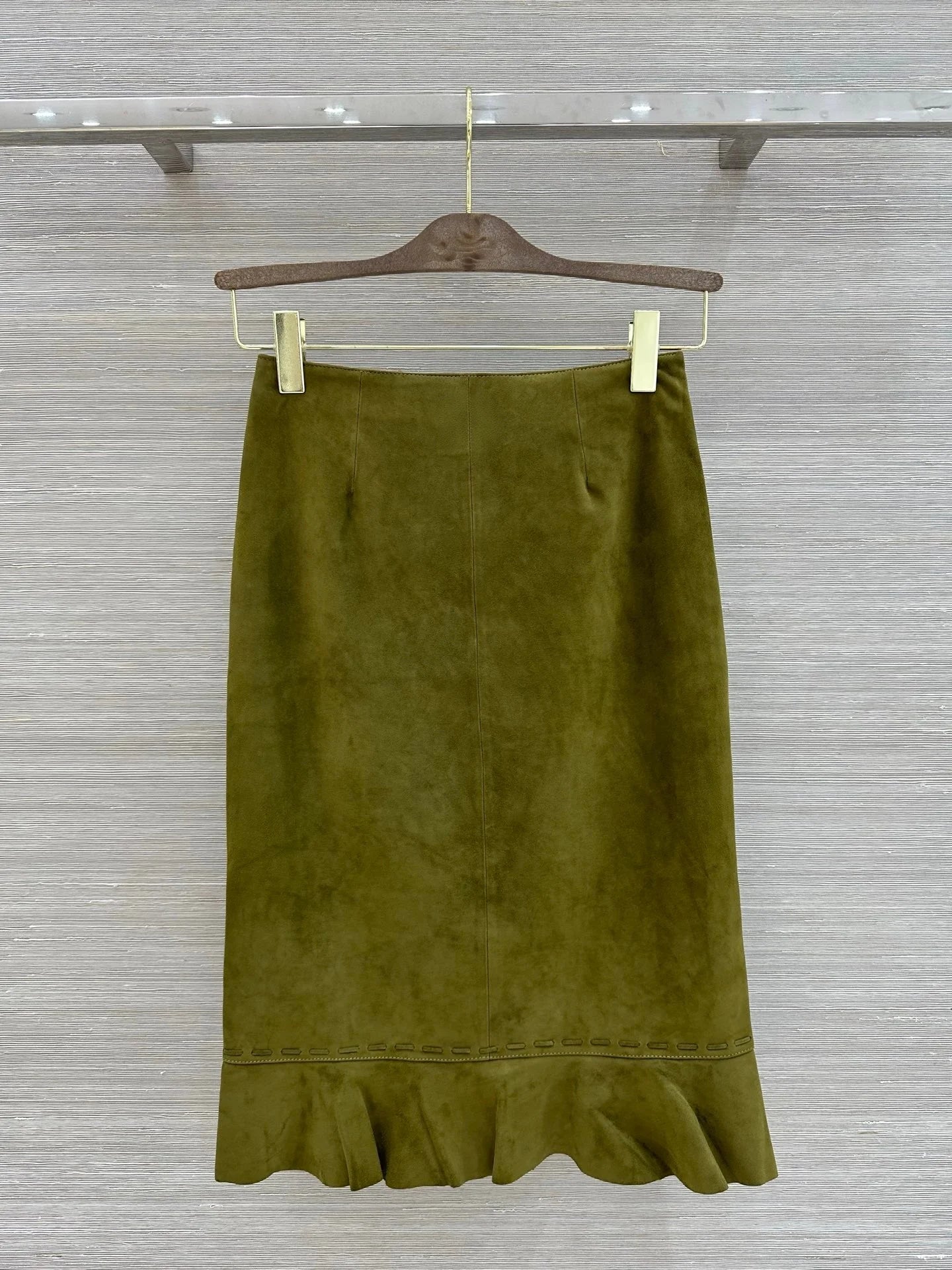 Women Elegant Leather Long Skirt Featuring Decorative Zipper Closure