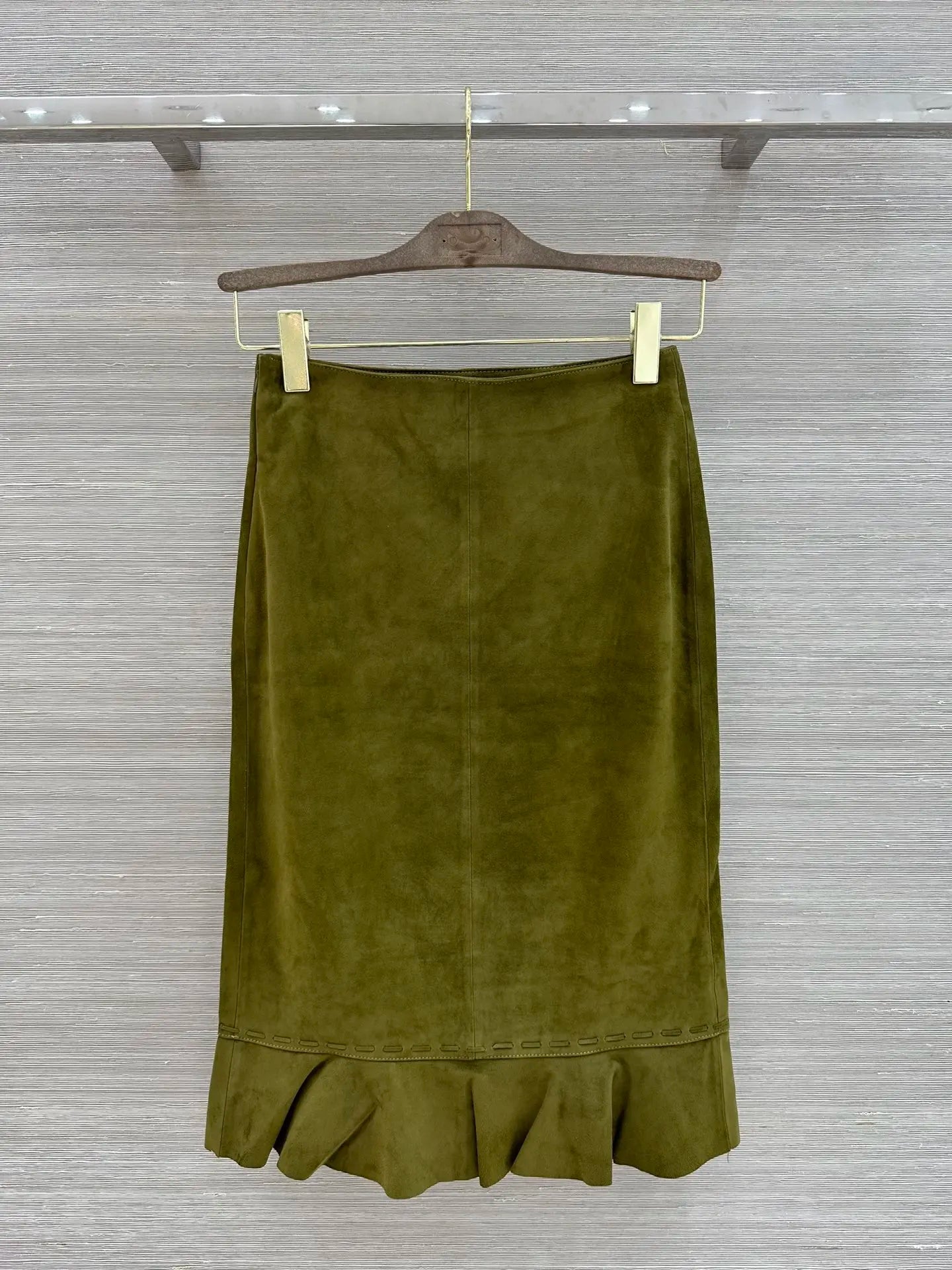 Women Elegant Leather Long Skirt Featuring Decorative Zipper Closure