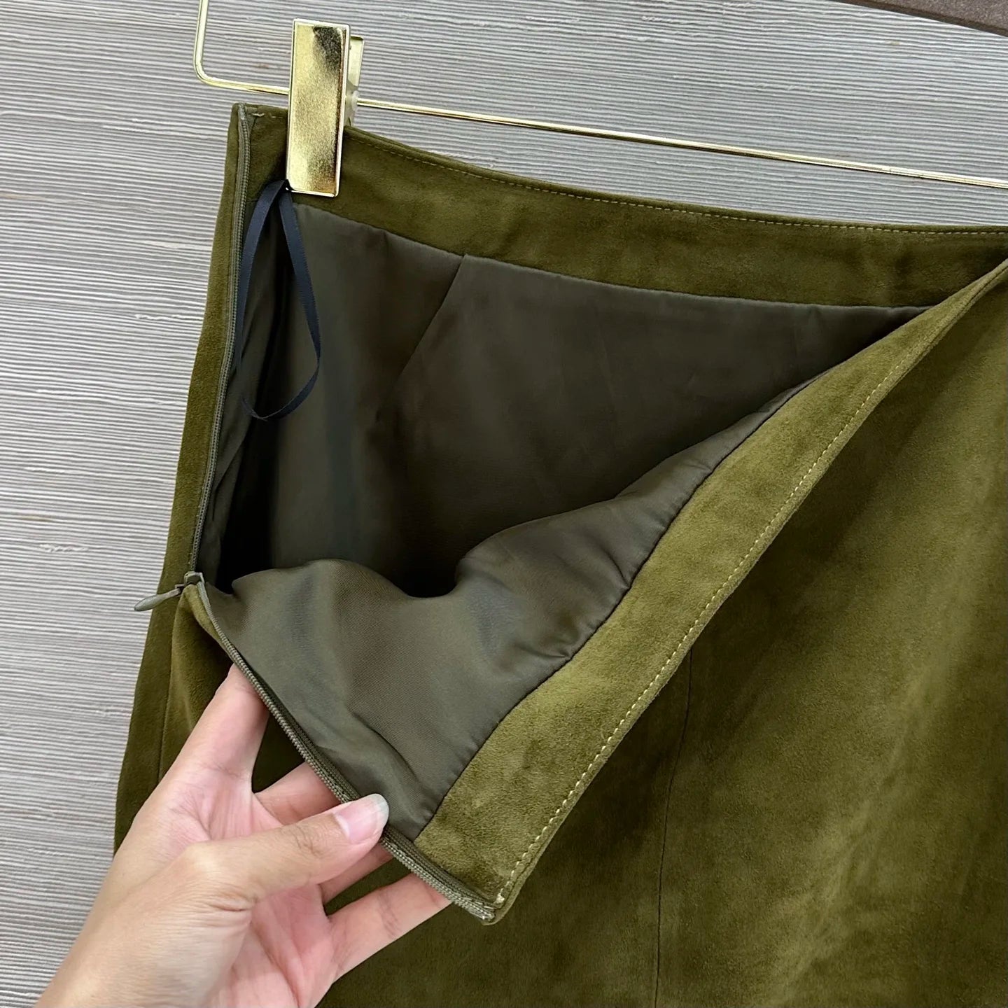 Women Elegant Leather Long Skirt Featuring Decorative Zipper Closure